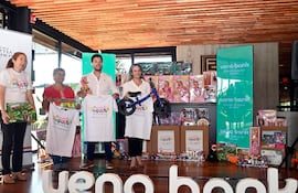 Bernarda Casco, Any González; el ministro de la Niñez, Walter Gutiérrez, y Diana Mongelos, durante la entrega de juguetes.