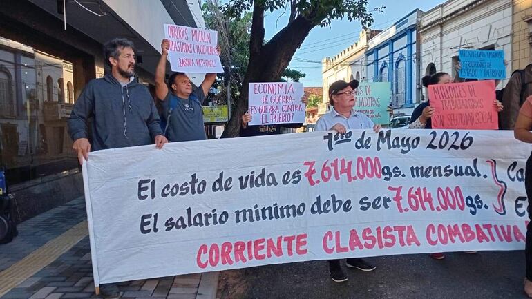 Los manifestantes cerraron la calle frente al Ministerio de Trabajo para movilizarse.