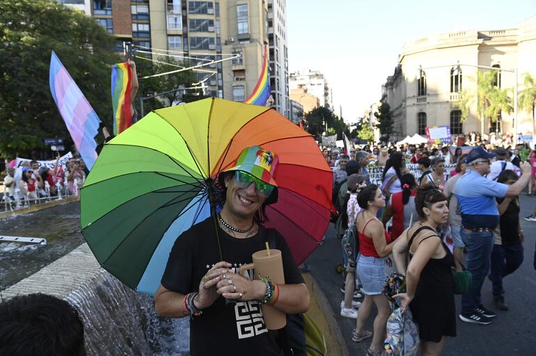Personas se manifiestan durante una marcha convocada por colectivos LGTBI+ argentinos, este sábado en Córdoba (Argentina). 