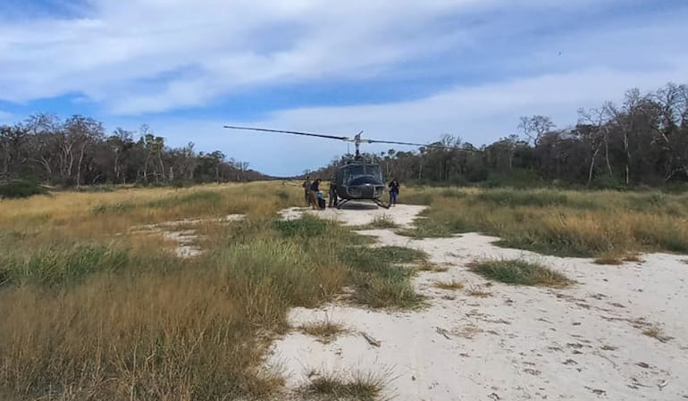 Un helicóptero aterriza en otra de las pistas intervenidas por Senad y Fiscalía.

