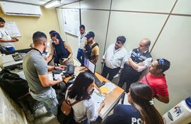 La fiscala Verónica Valdéz, junto a funcionarios de la DNIT, y el procesado Christian Palacios (remera roja).