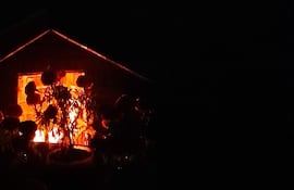 Luz en medio de la noche en el Cementerio de Huitizizilapán (Foto: Cortesía del autor, Pelao Carvallo).