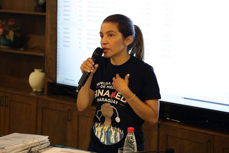 Fotografía cedida por el Senado de Paraguay que muestra a la vocera del Sindicato Nacional de Médicos de Paraguay (Sinamed), Rossana González. EFE/ Senado de Paraguay /SOLO USO EDITORIAL/NO VENTAS/SOLO DISPONIBLE PARA ILUSTRAR LA NOTICIA QUE ACOMPAÑA (CRÉDITO OBLIGATORIO)