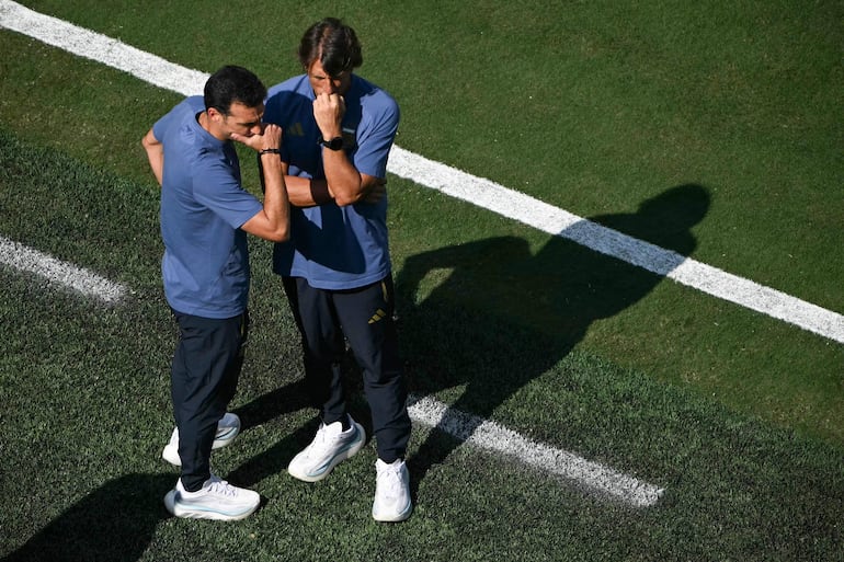 El director técnico de Argentina, Lionel Scaloni (izq.), reacciona junto a la línea de banda durante el partido de la final del torneo de fútbol de la Copa Mundial 2026 entre España y Argentina en el New York/New Jersey Stadium en East Rutherford.
