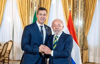 El presidente, Santiago Peña (i), posando con el presidente de Brasil, Luiz Inácio Lula da Silva, durante una reunión en Buenos Aires (Archivo).