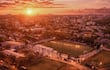 Atardecer en la capital del país, con la imagen de La Huerta, el estadio de Libertad.