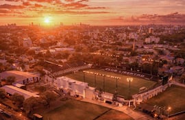 Atardecer en la capital del país, con la imagen de La Huerta, el estadio de Libertad.
