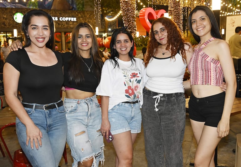 Magda González, Talia González, Isabel Díaz, Vanessa Apodaca y Fátima Jara. 