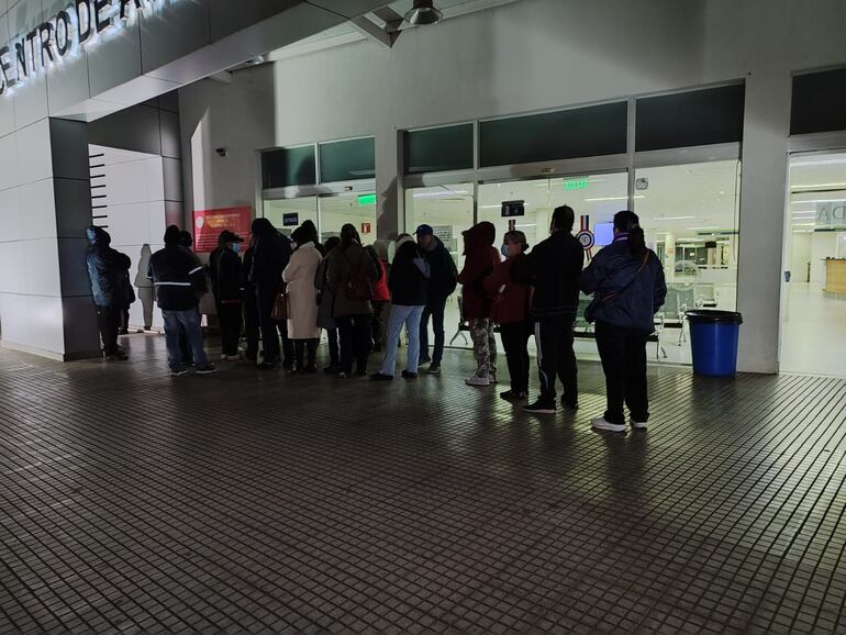 Asegurados del Instituto de Previsión Social (IPS) madrugan cada día para formar filas y poder hacerse estudios laboratoriales en el Centro de Atención Ambulatoria del Hospital Central. En esta foto se ve a numerosas personas soportando el intenso frío de anoche, porque no se habilitan las puertas antes de las 5:00.