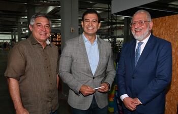 El ministro de Educación, Luis Ramírez; el presidente del Senado, Silvio Ovelar, y Cayetano Quattrocchi, presidente de la Capel.