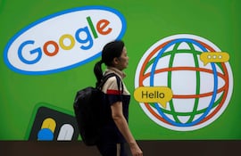 Una mujer frente a publicidad de Google en Shanghai (China). Google anunció este miércoles que ha “mejorado significativamente” la experiencia del usuario a la hora de generar imágenes “fotorrealistas” de personas mediante Gemini, su inteligencia artificial (IA), después de que se viralizaran las respuestas inexactas y sesgadas de su modelo anterior.