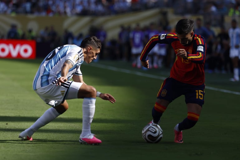 El argentino Nahuel Molina (izq.) en acción contra el español Álex Baena (der.) durante el partido de la final de la Copa Mundial de la FIFA 2026 entre España y Argentina, en East Rutherford, Nueva Jersey, EE. UU..