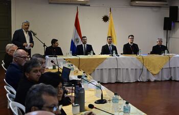 Reunión entre Obispos y el presidente de la República, Santiago Peña, el vicepresidente Pedro Alliana, junto con varios ministros.