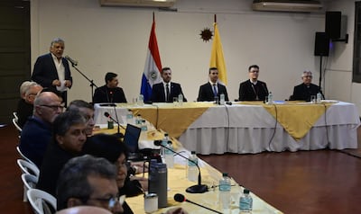 Reunión entre Obispos y el presidente de la República, Santiago Peña, el vicepresidente Pedro Alliana, junto con varios ministros.