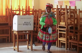 Una indígena Quechua vota este domingo, durante la segunda vuelta de las elecciones presidenciales, en Cusco (Perú).