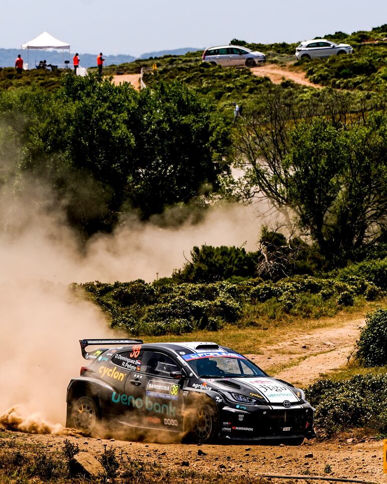 Diego Domínguez (25) y Rogelio Peñate (46) con el Toyota Yaris.