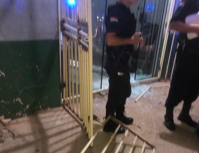 Los delincuentes forzaron la reja del local para hurtar las mercaderías.