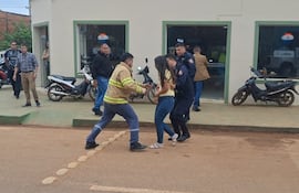 María Liz Cañete Peralta es asistida por paramédicos y bomberos tras escapar heridas del local gastronómico.