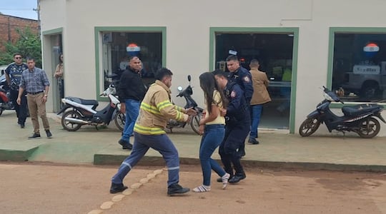 María Liz Cañete Peralta es asistida por paramédicos y bomberos tras escapar heridas del local gastronómico.