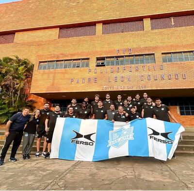 Delegación del Deportivo San José, que partió rumbo a Oberá, donde debuta mañana en la Liga.