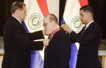 Momentos en que el canciller nacional Julio César Arriola impone la condecoración a Nicolás Latourrette Bo.