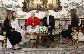 El rey Felipe VI, la reina Letizia y sus hijas, la princesa Leonor y la infanta Sofía, junto al papa León XIV durante una recepción en el Palacio Real este sábado en Madrid.
