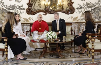 El rey Felipe VI, la reina Letizia y sus hijas, la princesa Leonor y la infanta Sofía, junto al papa León XIV durante una recepción en el Palacio Real este sábado en Madrid.