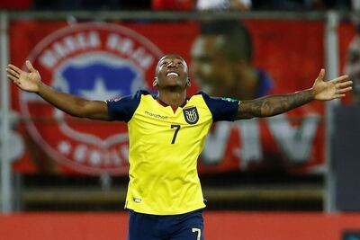 Pervis Estupiñán de Ecuador celebra un gol hoy, en un partido de las eliminatorias sudamericanas para el Mundial de Catar 2022 entre Chile y Ecuador en el estadio San Carlos de Apoquindo en Santiago (Chile).