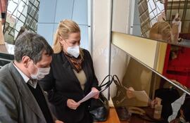 El abogado Guillermo Ferreiro y Esther Roa, referente del grupo Ciudadanos Autoconvocados Comisión Escrache (Cace) presentaron esta mañana en mesa de entrada de Diputados un anteproyecto de pedido de juicio político a la fiscal general del Estado, Sandra Quiñónez.