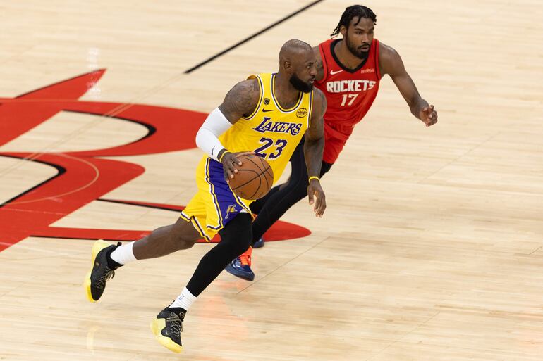 LeBron lidera la remontada de los Lakers y hace más dulce la espera de Doncic