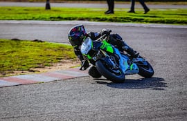 Espectacular maniobra del piloto paraguayo de moto velocidad, Oliver Cuevas, con su moto #33.