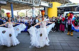 Una presentación de una danza folclórica este jueves en la cabecera del Puente de la Amistad.