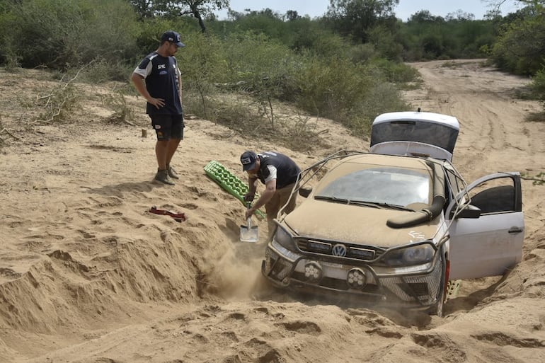El auto de recorrida de Sebastián Martínez y Alejandro Álvarez, piloto y copiloto del ARD Competición, trancados en una subida del tramo de la Picada Histórica del Rally del Chaco 2026.
