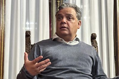 El periodista salvadoreño Carlos Dada durante la entrevista con EFE en Madrid, donde ha presentado en la Casa de América su primer libro, Los pliegues de la cintura (2023).