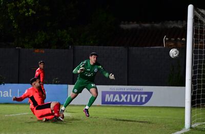Diego Duarte se arroja para empujar el balón y marcar el segundo gol de Nacional ante Sol de América.