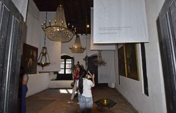 Diversas arañas y cuadros de los próceres de la gesta de 1811 se exhiben en uno de los salones del Museo Casa de la Independencia, junto a frases de poetas, escritores y pensadores.