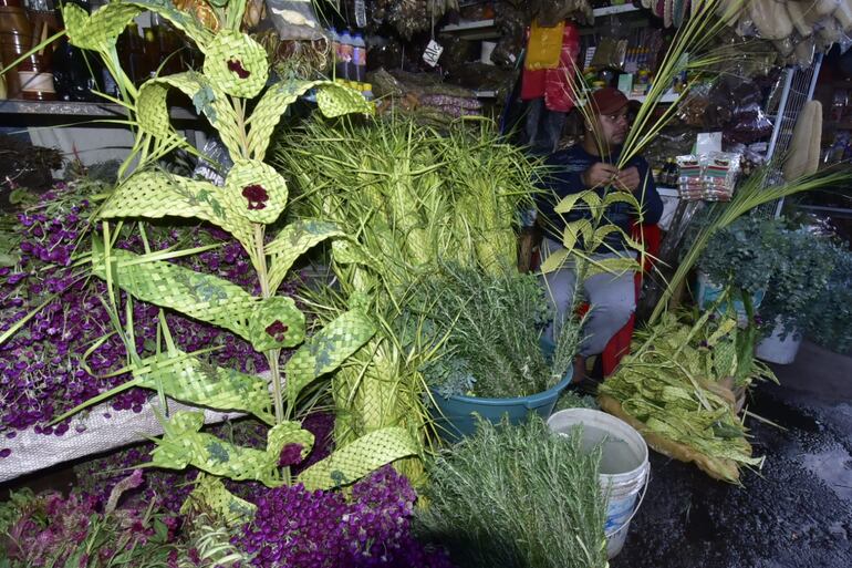 Ofrecen palmas y reliquias desde G. 5.000 en el Mercado Municipal Número 4.