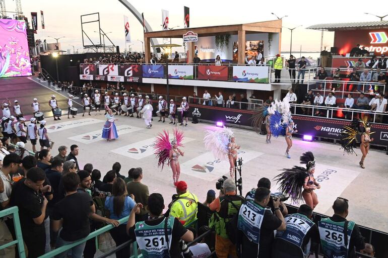 Carnaval en pleno invierno se vivió ayer en el Sambódromo.