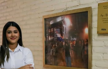 Sol Quintana junto a la fotografía de su padre, en la noche del 31M de 2017.