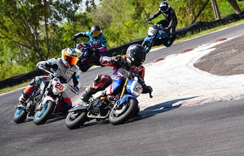 Narito Pereyra (20), ganador de la GP Pro, persigue a Fabrizio Almirón (5). Fotos: JES Audiovisual.