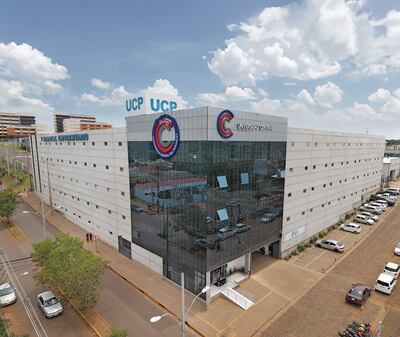 Aunque Medicina es la carrera más visible por su escala e impacto, la UCP opera como una universidad integral con una amplia oferta académica.