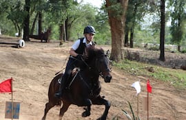 A Fabrizio Chamorro le fue magnífico en la categoría Debutantes del Cross Country de hipismo, en el Acá Carayá.