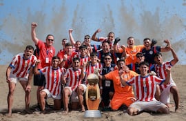El plantel Pynandi Sub 20 festeja el campeonato que obtuvieron este domingo, al golear 5-0 a Brasil, en la gran final.