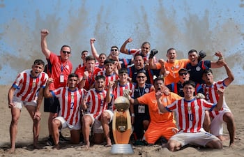 El plantel Pynandi Sub 20 festeja el campeonato que obtuvieron este domingo, al golear 5-0 a Brasil, en la gran final.