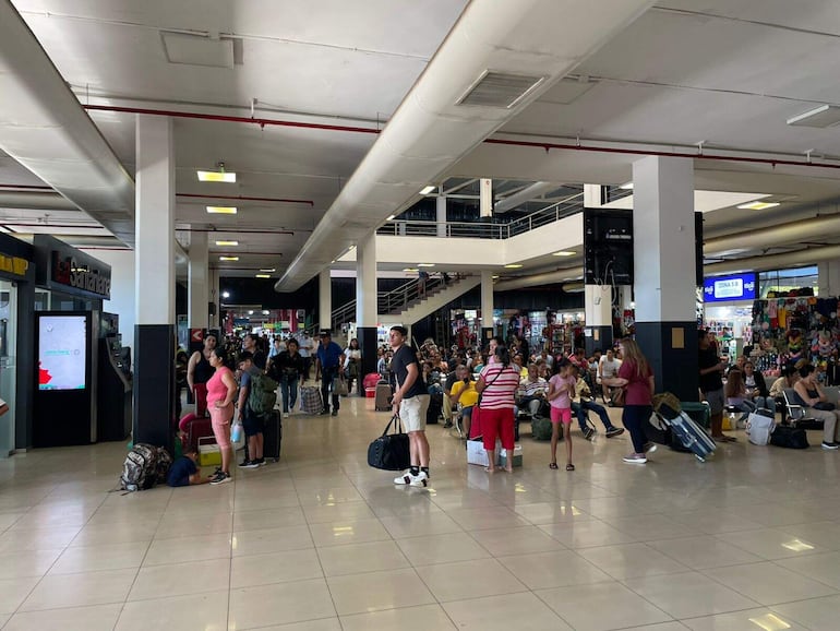 Una importante cantidad de pasajeros que acudieron este Miércoles Santo a la EBA se aglomeraron en el sector de salida de buses al interior del país.