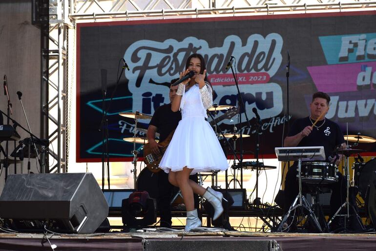 La joven y talentosa cantante Heidy Ocampos por primera vez en el departamento de Caazapá.