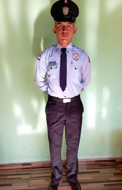 Fotografía de Hugo Daniel Domínguez Zaracho, con su uniforme de aspirante a policía.