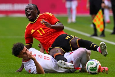BJeremy Doku (24 años), extremo del Manchester City y de la selección de Bélgica, acusa una falta del tunecino Ismael Gharbi, durante el amistoso celebrado este sábado en Bruselas.