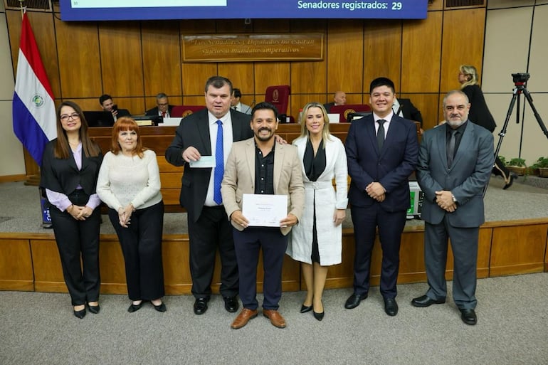 Julio Insfrán junto a los integrantes del jurado del Premio Nacional de Música.