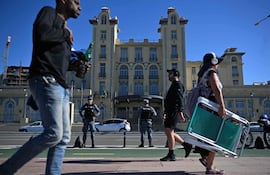 Los peatones pasan mientras oficiales de la Armada de Uruguay hacen guardia frente al Palacio del Mercosur. La población de Uruguay creció un 2,5 % respecto a 2011 y alcanzó un total de 3.499.451 habitantes, de los cuales un 52,8 % son mujeres y 46,5 % varones, según los resultados finales del último censo del país, llevado a cabo en 2023, presentados este martes.